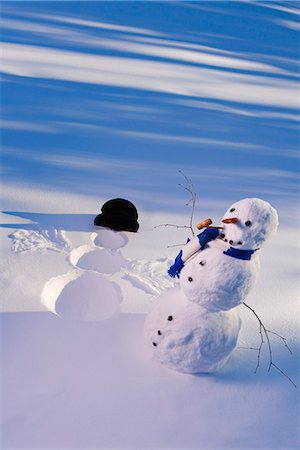 snowman snow angels - Bonhomme de neige dans la forêt il empreinte de neige ange dans la neige en fin après-midi soleil hiver Alaska Photographie de stock - Rights-Managed, Code: 854-03539249