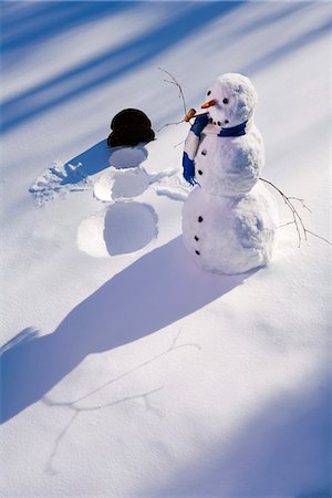 snowman snow angels - Bonhomme de neige dans la forêt il empreinte de neige ange dans la neige en fin après-midi soleil hiver Alaska Photographie de stock - Rights-Managed, Code: 854-03539242