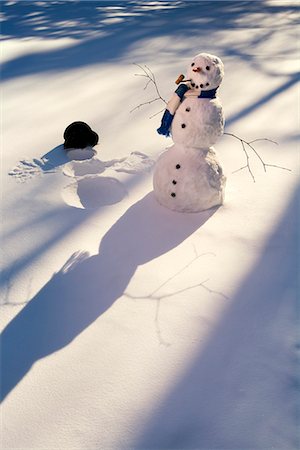 snowman snow angels - Bonhomme de neige dans la forêt il empreinte de neige ange dans la neige en fin après-midi soleil hiver Alaska Photographie de stock - Rights-Managed, Code: 854-03539243