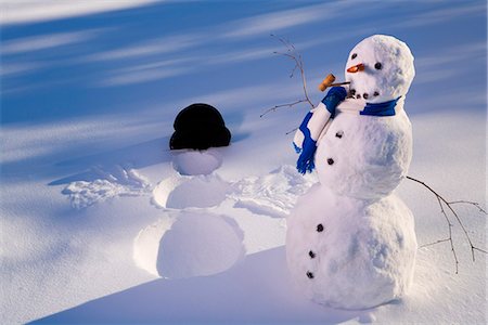 snowman snow angels - Bonhomme de neige dans la forêt il empreinte de neige ange dans la neige en fin après-midi soleil hiver Alaska Photographie de stock - Rights-Managed, Code: 854-03539254
