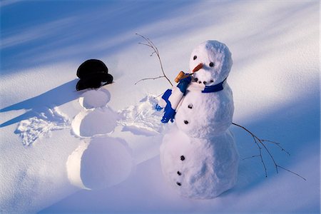 snowman snow angels - Bonhomme de neige dans la forêt il empreinte de neige ange dans la neige en fin après-midi soleil hiver Alaska Photographie de stock - Rights-Managed, Code: 854-03539255