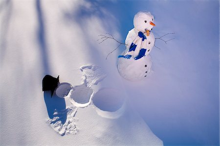 snowman snow angels - Bonhomme de neige dans la forêt il empreinte de neige ange dans la neige en fin après-midi soleil hiver Alaska Photographie de stock - Rights-Managed, Code: 854-03539258