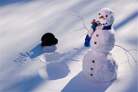 snowman snow angels - Bonhomme de neige dans la forêt il empreinte de neige ange dans la neige en fin après-midi soleil hiver Alaska Photographie de stock - Rights-Managed, Code: 854-03539250
