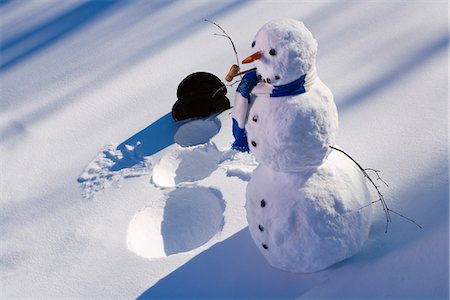 snowman snow angels - Bonhomme de neige dans la forêt il empreinte de neige ange dans la neige en fin après-midi soleil hiver Alaska Photographie de stock - Rights-Managed, Code: 854-03539253