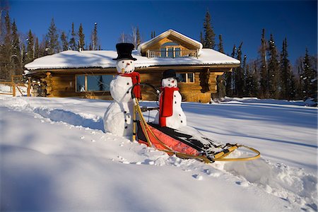 fairbanks - Large & small snowman ride on dog sled in deep snow in afternoon in front of log cabin style home Fairbanks Alaska winter Fotografie stock - Rights-Managed, Codice: 854-03539264