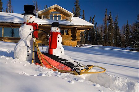 simsearch:854-03539096,k - Large & small snowman ride on dog sled in deep snow in afternoon in front of log cabin style home Fairbanks Alaska winter Fotografie stock - Rights-Managed, Codice: 854-03539266