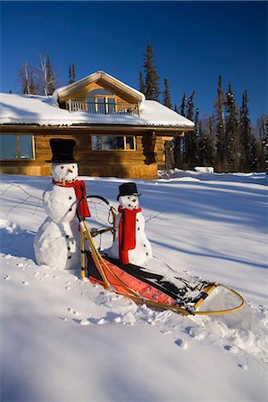 simsearch:400-04406990,k - Grand & petit bonhomme de neige ride sur le traîneau à chiens dans la neige profonde dans l'après-midi en face hiver de Fairbanks en Alaska maison style maisonnette Photographie de stock - Rights-Managed, Code: 854-03539267