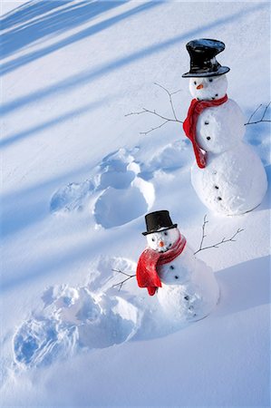 snowman snow angels - Bonhommes de neige dans la forêt après avoir empreinte de neige ange dans la neige hiver Alaska Photographie de stock - Rights-Managed, Code: 854-03539295