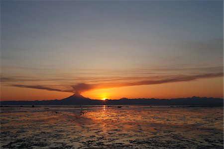 Nuage de cendres s'élève du Mont Redoubt au coucher du soleil pendant la marée basse près de Ninilchik, Alaska Photographie de stock - Rights-Managed, Code: 854-03539317
