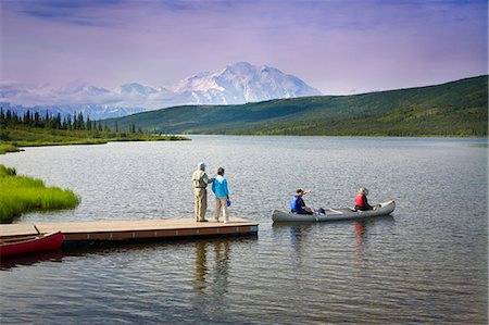 simsearch:854-03539455,k - Couples matures canoë sur le lac de merveille comme d'autres regarder de quai avec Mt. Mckinley en arrière-plan, le Parc National Denali, en Alaska Photographie de stock - Rights-Managed, Code: 854-03539386