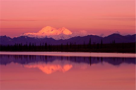 simsearch:854-03539455,k - Mont McKinley, reflétant dans l'étang le long de la route des parcs @ sunrise été Alaska intérieur Photographie de stock - Rights-Managed, Code: 854-03539449