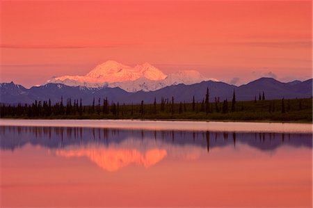 simsearch:854-03539455,k - Mont McKinley, reflétant dans l'étang le long de la route des parcs @ sunrise été Alaska intérieur Photographie de stock - Rights-Managed, Code: 854-03539450