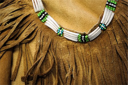 Gros plan du costume traditionnel de la femme indigène et collier, Alaska Native Heritage Center dans le centre-sud de l'Alaska, l'été/n Photographie de stock - Rights-Managed, Code: 854-03646320