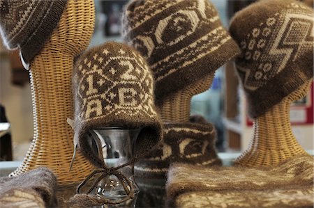 Display of hand knitted Qiviut hats at the Oomingmak Musk Ox Producers' Co-operative in Downtown Anchorage, Southcentral Alaska, Summer/n Foto de stock - Con derechos protegidos, Código: 854-03646341