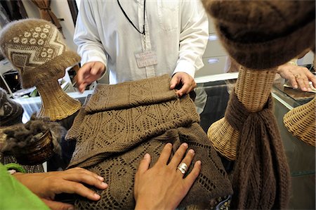 schau - Krämer zeigt eine Hand gestrickte Spitze Quiviut Schal an der Oomingmak Moschusochsen Erzeuger-Genossenschaft in Downtown Anchorage, South Central Alaska, Sommer/n Stockbilder - Lizenzpflichtiges, Bildnummer: 854-03646342