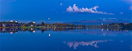 Twilight view of full moon over Westchester Lagoon in downtown Anchorage, Southcentral Alaska, Fall Foto de stock - Con derechos protegidos, Código: 854-03646375