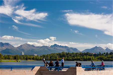 simsearch:854-03844969,k - Vue de Westchester Lagoon avec le poisson de Tony Knowles Coastal Trail plateforme panoramique au premier plan au cours de l'été, Anchorage, Alaska Centre-Sud Photographie de stock - Rights-Managed, Code: 854-03646370