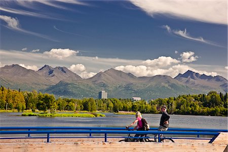 simsearch:854-03739611,k - Bikers overlooking Westchester Lagoon from the Tony Knowles Coastal Trail during Summer, Anchorage Southcentral Alaska Fotografie stock - Rights-Managed, Codice: 854-03646372