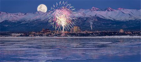 Vue panoramique de la lune montante sur la skyline de mouillage et les montagnes Chugach au crépuscule avec surcharge de feux d'artifice vu du Point Woronzof, centre-sud de l'Alaska, hiver, COMPOSITE Photographie de stock - Rights-Managed, Code: 854-03646387