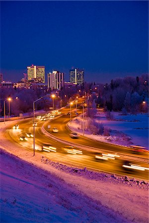 simsearch:854-03362487,k - Vue Twilight de circulation sur le boulevard du Minnesota avec downtown Anchorage à l'arrière-plan, le centre-sud de l'Alaska, hiver/n Photographie de stock - Rights-Managed, Code: 854-03646380