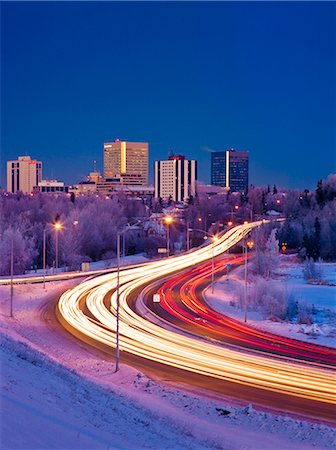 simsearch:6102-08542140,k - Twilight view of traffic on Minnesota Blvd. with downtown Anchorage in the background, Southcentral Alaska, Winter Foto de stock - Direito Controlado, Número: 854-03646383