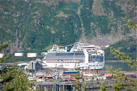 simsearch:841-06447130,k - View of the *Diamond* Princess cruise ship docked in the city and harbor of Whittier during Summer, Southcentral Alaska Foto de stock - Con derechos protegidos, Código: 854-03646404