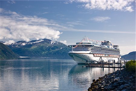 simsearch:854-03646419,k - Découvre de la * Diamond Princess cruise ship ancré dans la ville et le port de Whittier durant l'été, le centre-sud de l'Alaska Photographie de stock - Rights-Managed, Code: 854-03646405