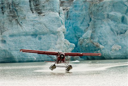 plane alaska - A DeHavilland Beaver takes off from Strandline Lake at the edge of the Triumvirate Glacier in the Tordrillo Mountains, Southcentral Alaska, Fall Stock Photo - Rights-Managed, Code: 854-03646425