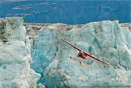 simsearch:854-03646302,k - A DeHavilland Beaver flies over Strandline Lake at the edge of the Triumvirate Glacier in the Tordrillo Mountains, Southcentral Alaska, Fall Foto de stock - Direito Controlado, Número: 854-03646426