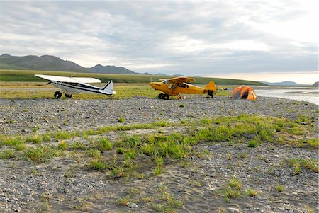 Deux Piper Super CUB sont garés à côté d'une tente le long de la rivière de Kongakut sous le soleil de minuit, ANWR, Arctique de l'Alaska, l'été Photographie de stock - Rights-Managed, Code: 854-03646428