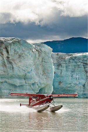 simsearch:854-03646302,k - A DeHavilland Beaver takes off from Strandline Lake at the edge of the Triumvirate Glacier in the Tordrillo Mountains, Southcentral Alaska, Fall Foto de stock - Direito Controlado, Número: 854-03646423