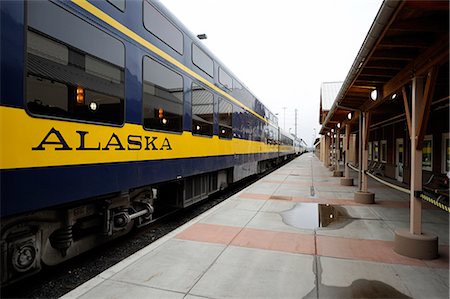 simsearch:854-03646302,k - The Alaska Railroad's Denali Star train prepares to leave the Fairbanks Depot in late morning, Interior Alaska, Summer Foto de stock - Direito Controlado, Número: 854-03646432