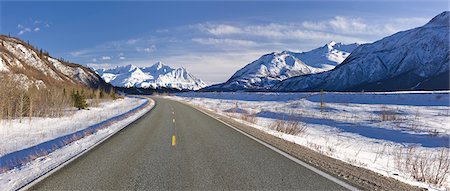 snowy road - Vue diurne de l'autoroute Richardson le long de la rivière Delta juste avant de se diriger dans la chaîne de l'Alaska, l'intérieur de l'Alaska, hiver Photographie de stock - Rights-Managed, Code: 854-03646446