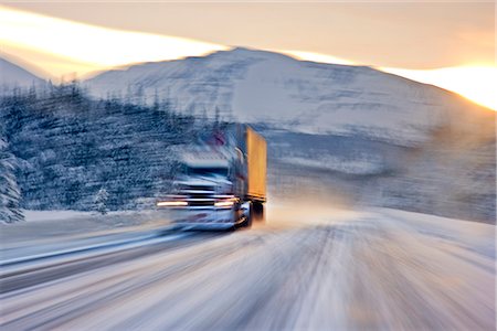 Semi truck driving on the snowcovered Seward Highway at sunrise, Southcentral Alaska, Winter Foto de stock - Con derechos protegidos, Código: 854-03646440