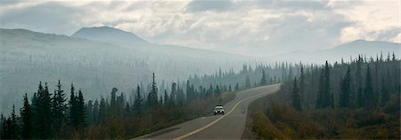 Vue panoramique d'une voiture parcourant une brume épaisse d'une traînée de poudre fumée sur la route de parc au Parc National de Denali & Preserve, intérieur de l'Alaska, l'été Photographie de stock - Rights-Managed, Code: 854-03646441