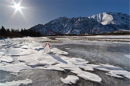 simsearch:854-03845542,k - Snowman with a red scarf and black top hat sitting on the frozen Nenana River with the Alaska Range foothills in the background, Southcentral Alaska, Winter Fotografie stock - Rights-Managed, Codice: 854-03646511