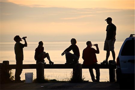 point woronzof - Groupe d'amis regarder le coucher du soleil ensemble au Point Woronzof à Anchorage, Alaska du centre-sud, l'été/n Photographie de stock - Rights-Managed, Code: 854-03646615