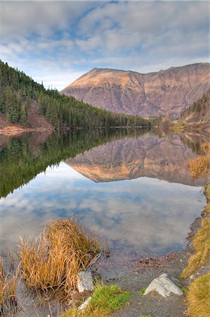 simsearch:854-03646639,k - View of mountains reflected in Jerome Lake near the juction of Seward and Sterling Highways, Kenai Peninsula, Southcentral Alaska, Fall, HDR image Foto de stock - Con derechos protegidos, Código: 854-03646692