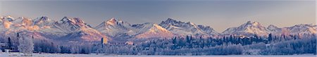 Panoramic view of the sunset casting a pink glow over the Chugach Mountains, Anchorage, Southcentral Alaska, Winter Fotografie stock - Rights-Managed, Codice: 854-03646706