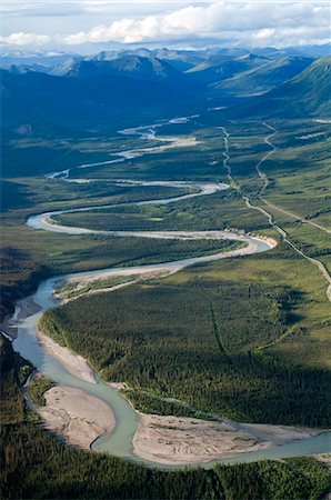 Aerial view of the Middle Fork of the Koyukuk River running parallel to the Trans Alaska Pipeline and Dalton Highway near the eastern edge of Gates of the Arctic National Park & Preserve, Arctic Alaska, Fall Foto de stock - Con derechos protegidos, Código: 854-03646809