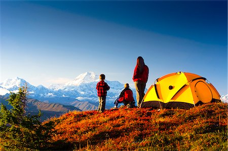 enjoy mountain view - Une mère et ses deux fils Découvre le sommet sud du Mt. McKinley leur campement dans le centre-sud Peters Hills, parc d'état de Denali, en Alaska, automne/n Photographie de stock - Rights-Managed, Code: 854-03646847