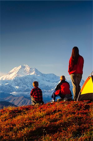 Eine Mutter und ihren beiden Söhnen anzeigen den südlichen Gipfel des Mt. McKinley von ihrem Campingplatz in Peters Hills, der Denali State Park, South Central Alaska, Herbst/n Stockbilder - Lizenzpflichtiges, Bildnummer: 854-03646848