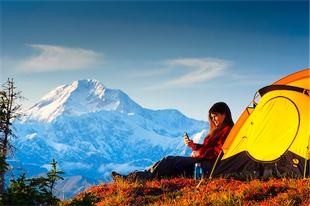 simsearch:854-03740033,k - Woman talking on her cell phone while camping with the south summit of Mt. McKinley in the background, Peters Hills, Denali State Park, Southcentral Alaska, Fall/n Foto de stock - Con derechos protegidos, Código: 854-03646850