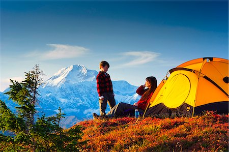 Frau spricht über ihr Handy beim camping mit den südlichen Gipfel des Mt. McKinley im Hintergrund, Peters Hills, Denali State Park, South Central Alaska, Herbst/n Stockbilder - Lizenzpflichtiges, Bildnummer: 854-03646851