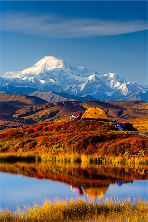 Ein paar entspannt neben ihrem Zelt in Peters Hügeln mit Blick auf Mt. McKinley in Alaska in den Hintergrund, der Denali State Park, South Central, Herbst/n Stockbilder - Lizenzpflichtiges, Bildnummer: 854-03646864