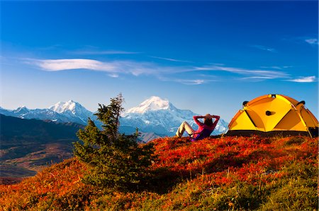 simsearch:854-03646871,k - Un couple Découvre Mt.McKinley leur campement dans le centre-sud Peters Hills, parc d'état de Denali, en Alaska, automne/n Photographie de stock - Rights-Managed, Code: 854-03646871