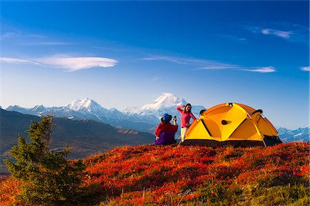 simsearch:854-03646871,k - Un couple Découvre Mt.McKinley leur campement dans le centre-sud Peters Hills, parc d'état de Denali, en Alaska, automne/n Photographie de stock - Rights-Managed, Code: 854-03646872