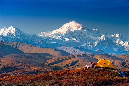 Eine Frau entspannt neben ihrem Zelt in Peters Hügeln mit Blick auf Mt. McKinley in Alaska in den Hintergrund, der Denali State Park, South Central, Herbst Stockbilder - Lizenzpflichtiges, Bildnummer: 854-03646873