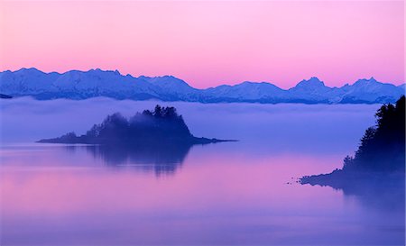 simsearch:854-03739843,k - Foggy and pink sunset over the Chilkat Mountains and Favorite Passage near Juneau, Inside Passage, Southeast Alaska, Winter Foto de stock - Con derechos protegidos, Código: 854-03662580