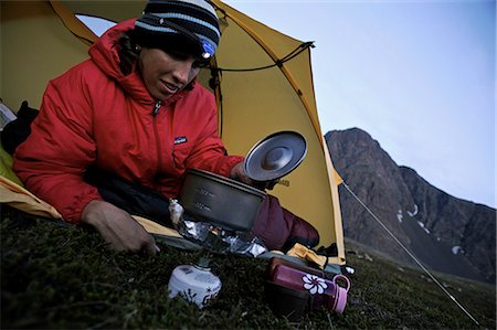 simsearch:854-03646871,k - Femme dans une tente chauffe eau pour un repas du soir tout en campant à Rabbit Lake, Chugach State Park, le centre-sud Alaska, automne Photographie de stock - Rights-Managed, Code: 854-03739550